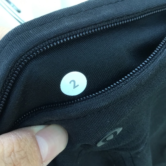 Lululemon Wander pant reflective hem back pocket - Picture 6 of 8